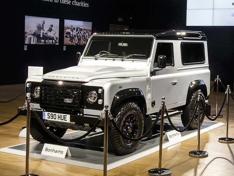Dvoumiliontý Land Rover Defender prodán za 400 000 liber